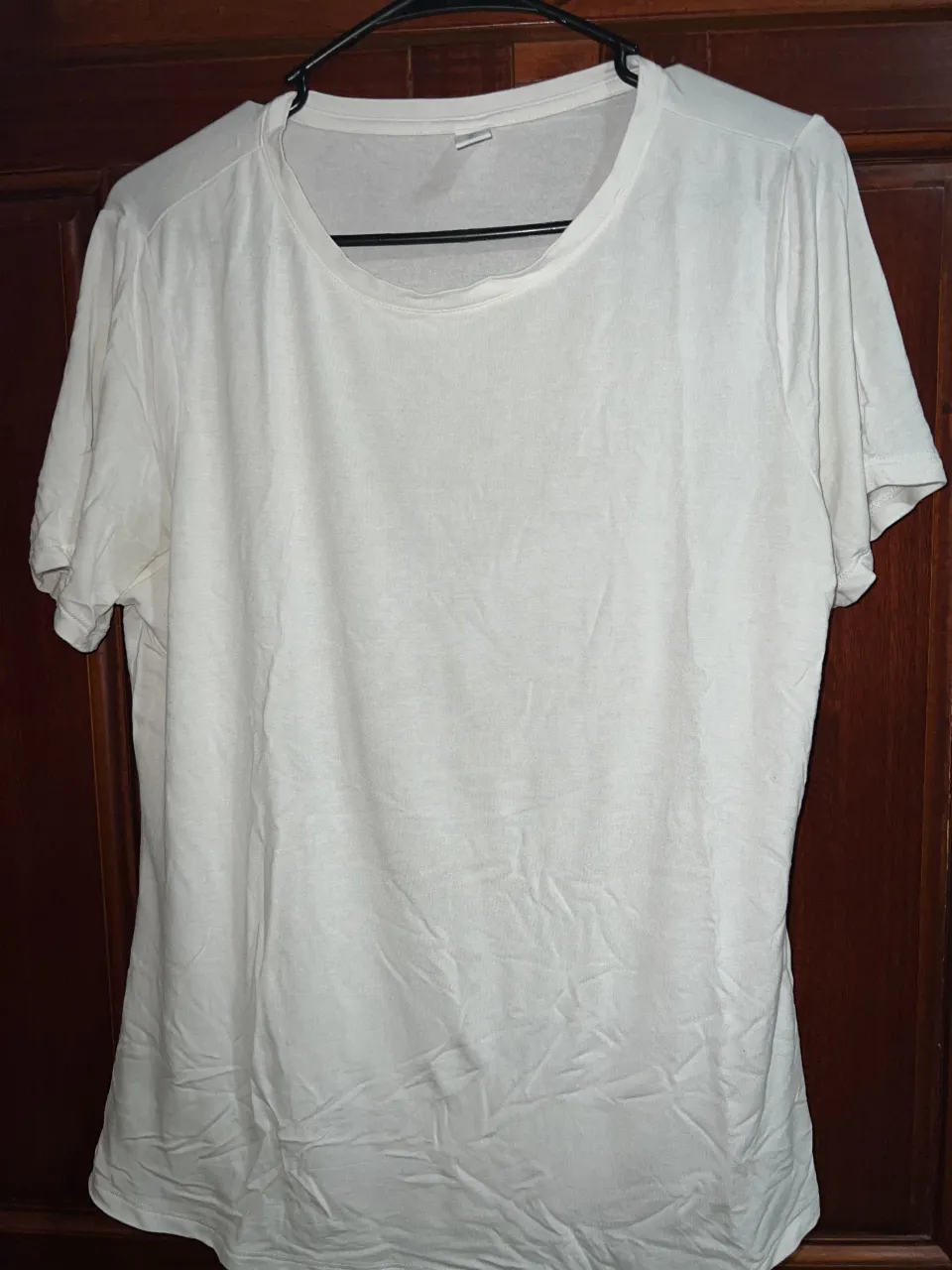 Remera blanca de manga corta y cuello redondo.
