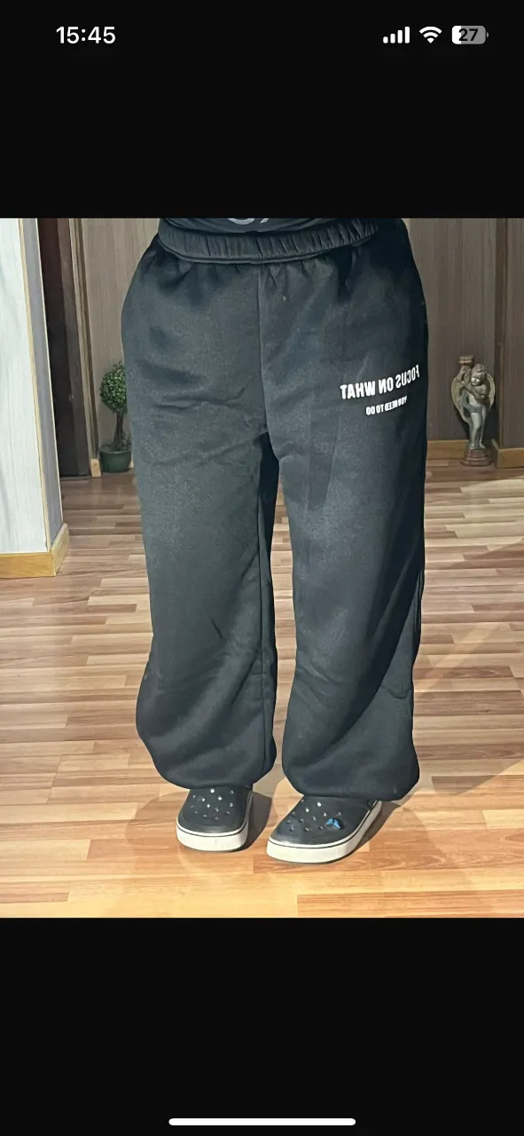 Pantalón de jogging ancho, estilo urbano, con estampado en la pierna. Ideal para un look cómodo y moderno.importado y frizado 