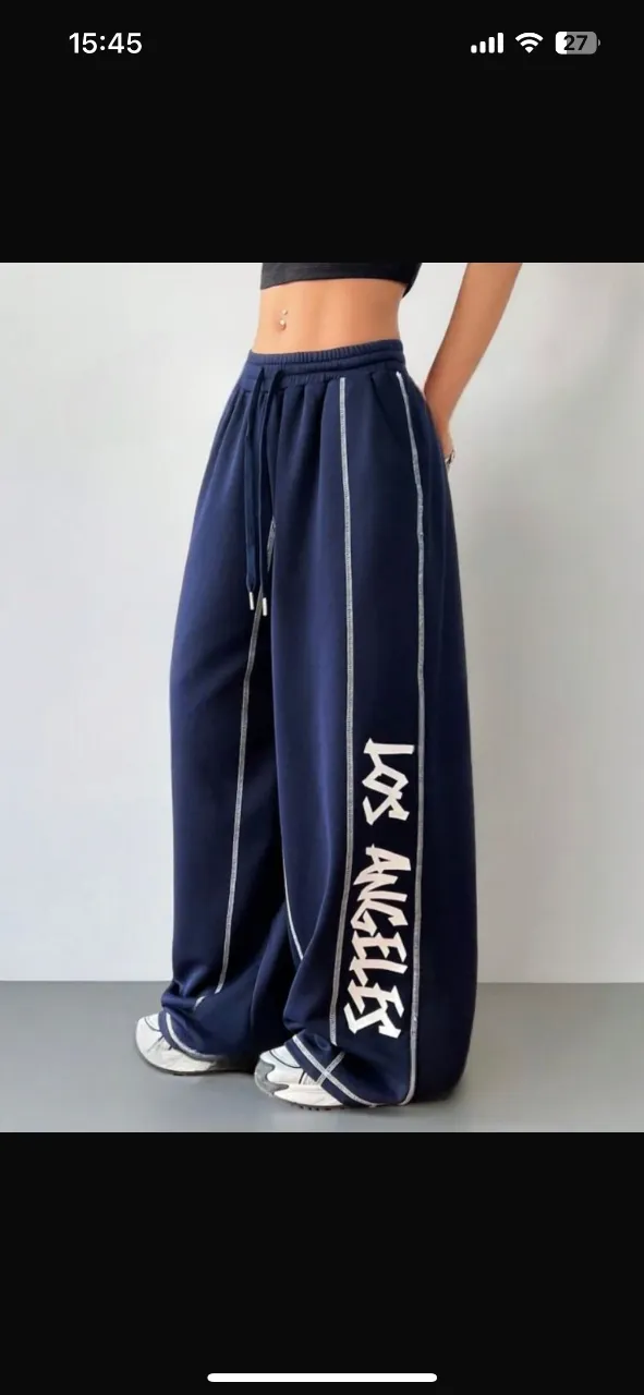 Pantalón de jogging suelto de mujer, color azul marino con detalles blancos. Estilo urbano, con la inscripción "LOS ANGELES" en blanco en un lateral. Ideal para un look casual y cómodo. Talle L en negro y XL azul marino. importados