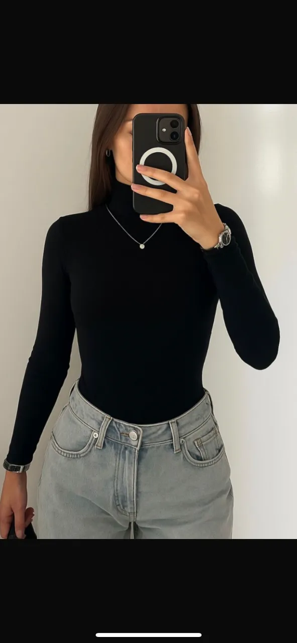 PROMO 2x1 en Body de manga larga y cuello alto, ideal para un look moderno y versátil. Perfecto para combinar con jeans o pantalones de vestir. LIQUIDACIÓN DE INVIERNO!