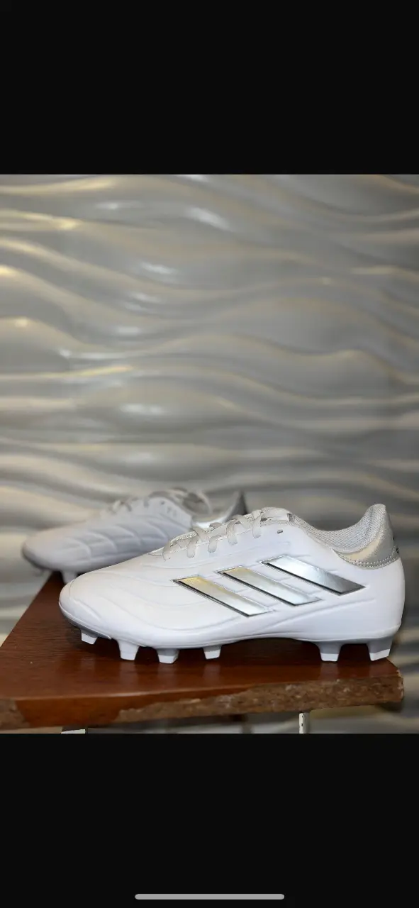 Botines de fútbol Adidas Copa, blancos con detalles plateados. Ideales para jugar en césped natural. IMPORTADOS. talles del 39 al 42 consultar 