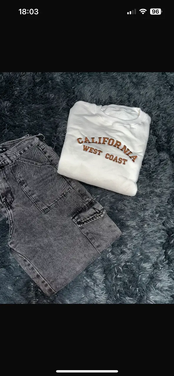 Combo de Pantalón cargo gris con bolsillos laterales y detalles de costura o Sastrero Ancho negro + buzo blanco California 