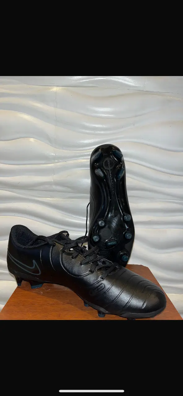 Botines de fútbol Nike Mercurial negros, ideales para jugar en césped natural. Diseño moderno y ajuste perfecto para un rendimiento óptimo. IMPORTADOS! Talles del 39 al 42