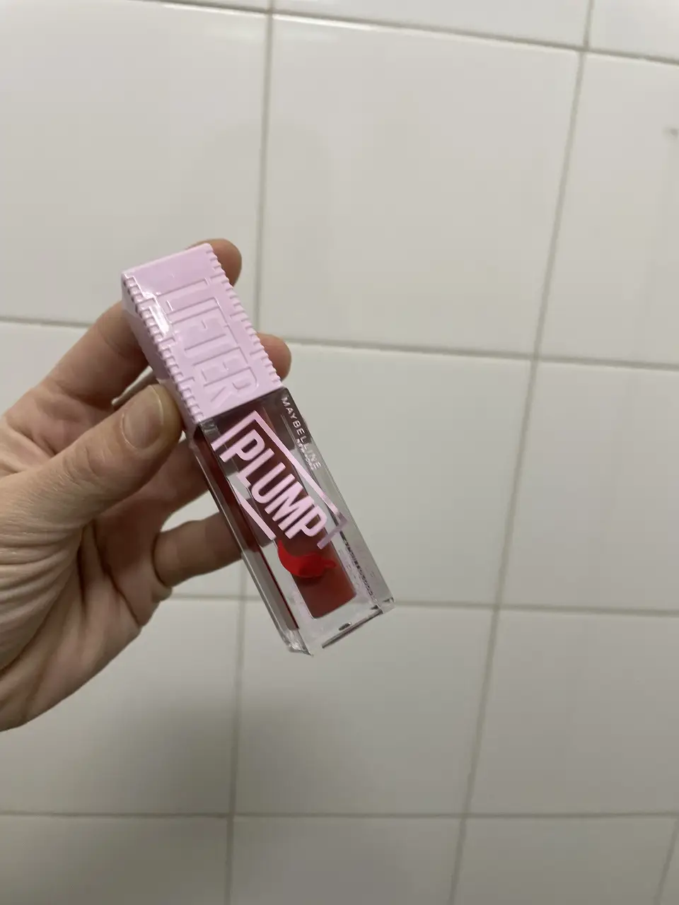 Labial Maybelline Lifter Plump, color rojo intenso. Nuevo, sin uso. Tono HOT CHILI 006