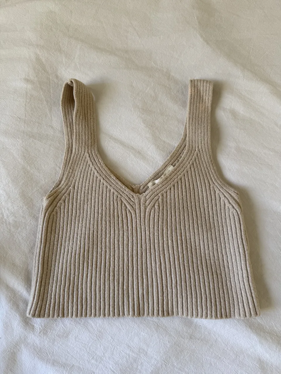 Musculosa de tejido acanalado con escote en V.