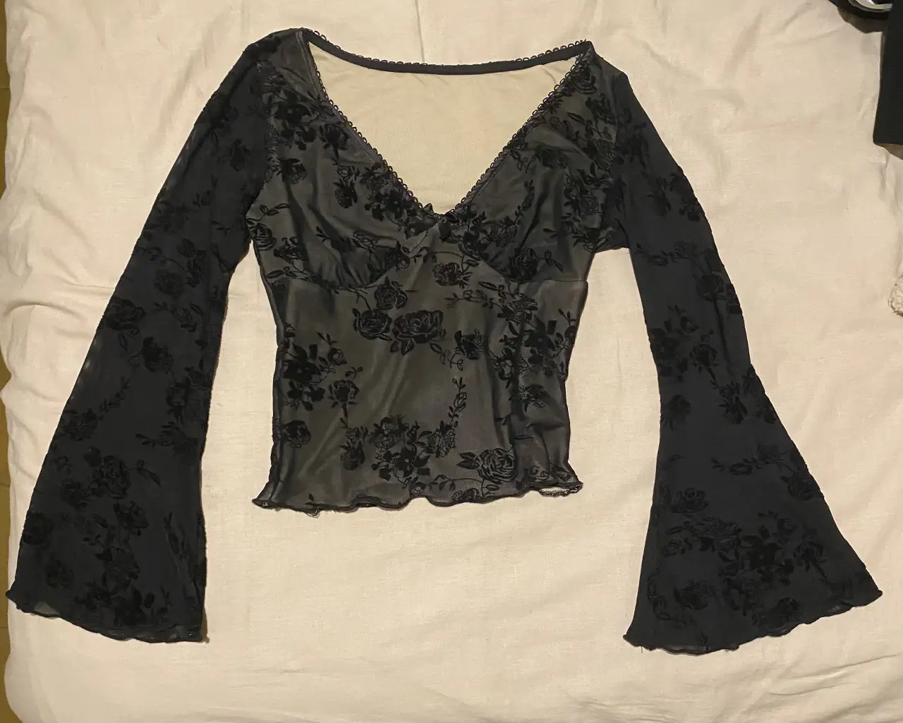 Remera o blusa mangas largas y acampanadas como tela encaje pero no transparente con cuello en V, marca Shein talle XS, ningún uso pero sin etiqueta 