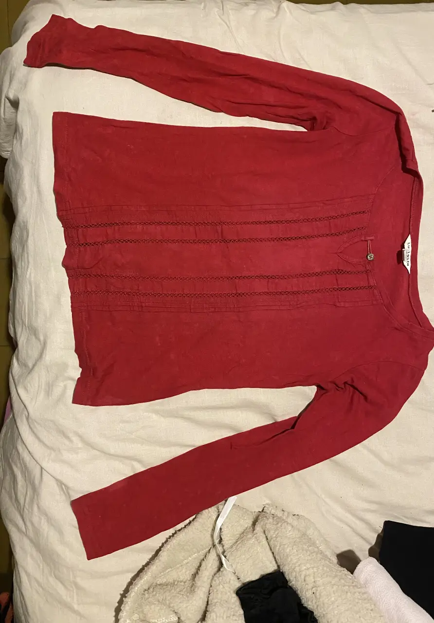 Blusa roja de manga larga con detalles calados y boton, marca Lu by Lolita, el color tiene algunas manchas pero realmente no es notable 100% algodón 