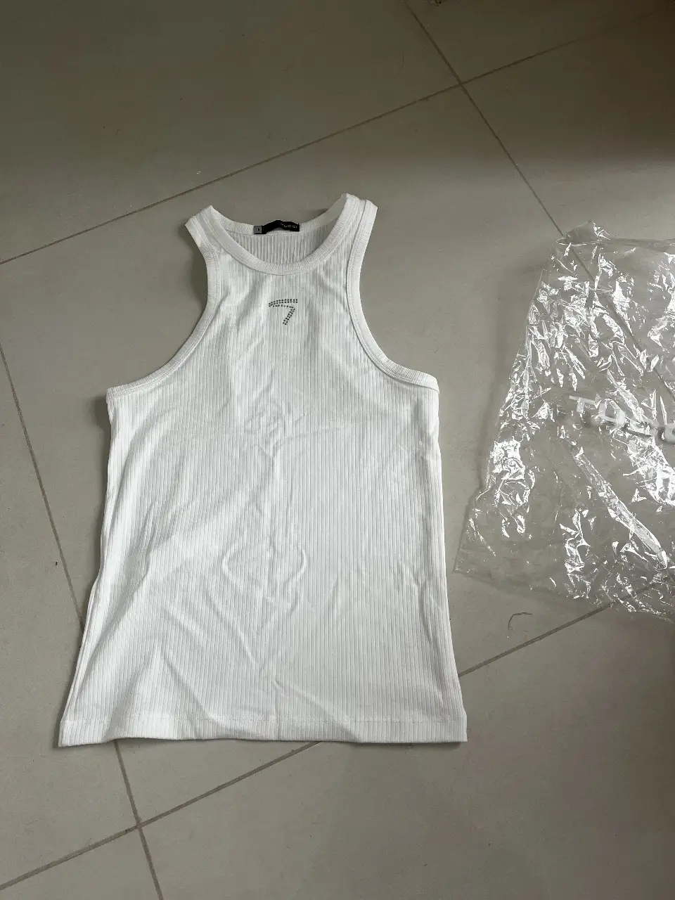 Musculosa blanca de algodón con detalle de strass en forma de logo TUCCI . Ideal para un look casual y moderno.