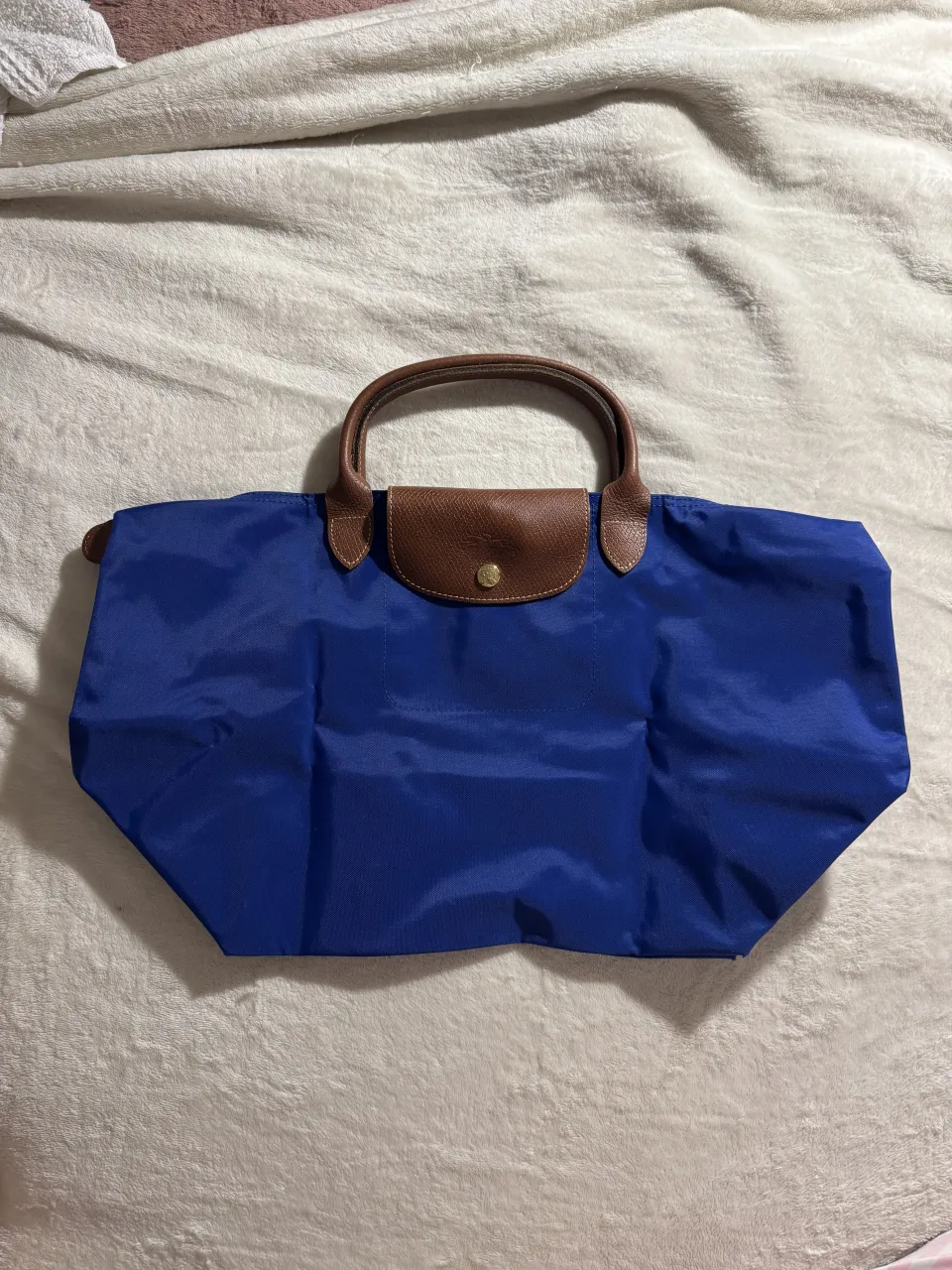 Bolso tote bag Longchamp Le Pilage talle M, asa corta. Cuero y Lona color azul francia, ideal para bolso universitario, espacioso y prácticamente como nuevo. 