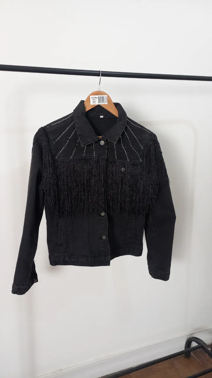 Campera de jean negra con brillos y flecos en la parte superior delantera y trasera. Con botones en la parte delantera, talle M, excelente estado. 