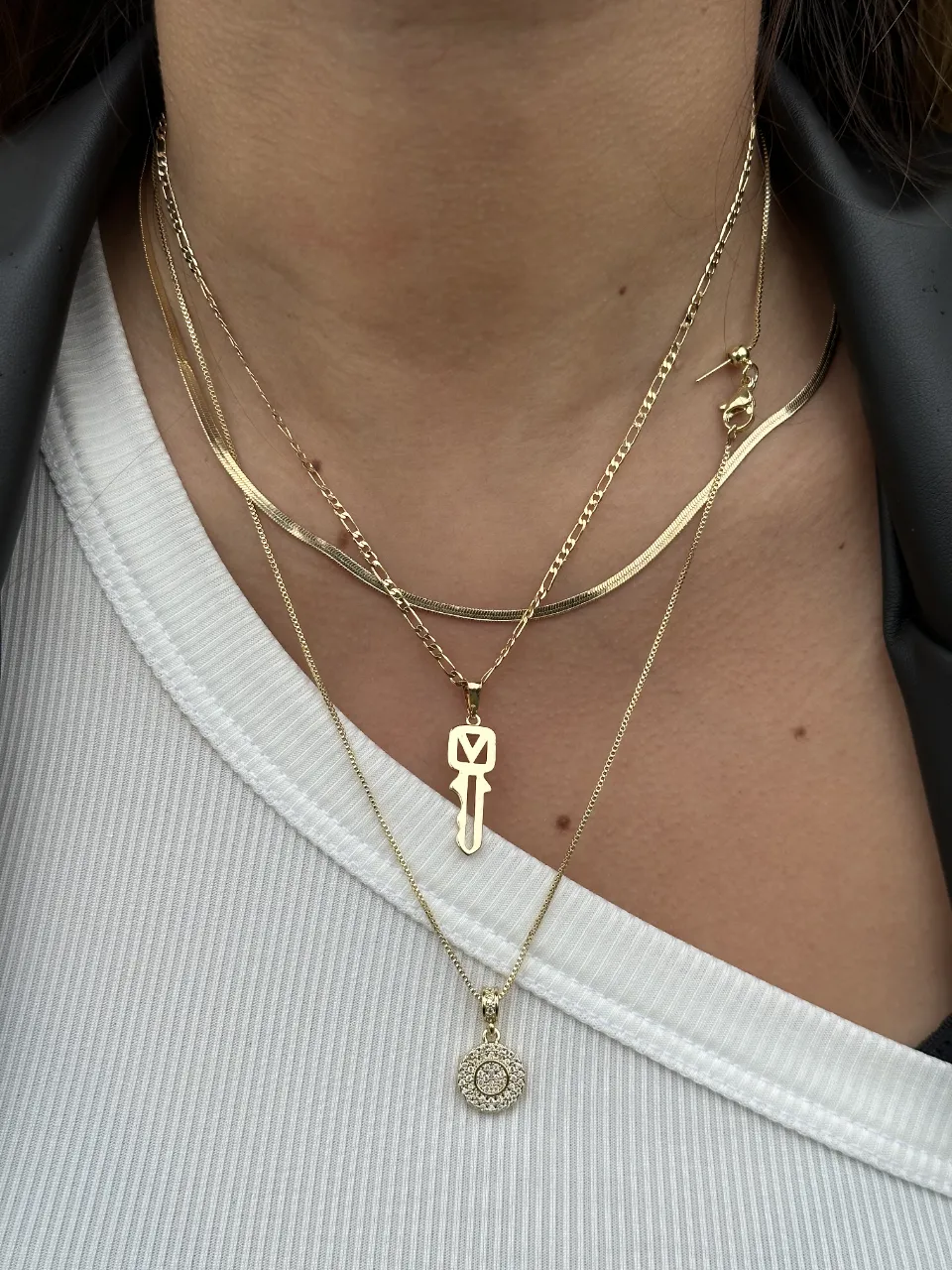 Cadena con llave en material laminado en oro, nuevo, largo de Cadena 45cm total.