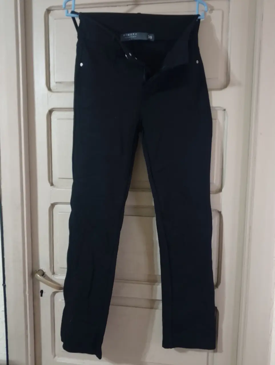 Pantalón sastrero negro, ideal para un look elegante y versátil. Perfecto para combinar con blusas o camisas.