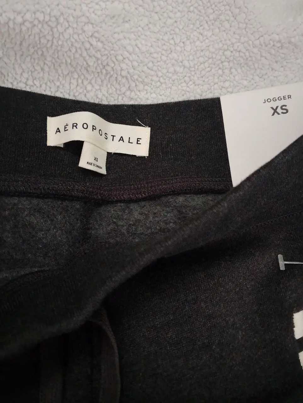 Jogger de mujer de la marca Aeropostale, color gris oscuro. Talle XS. Ideal para un look casual y cómodo.