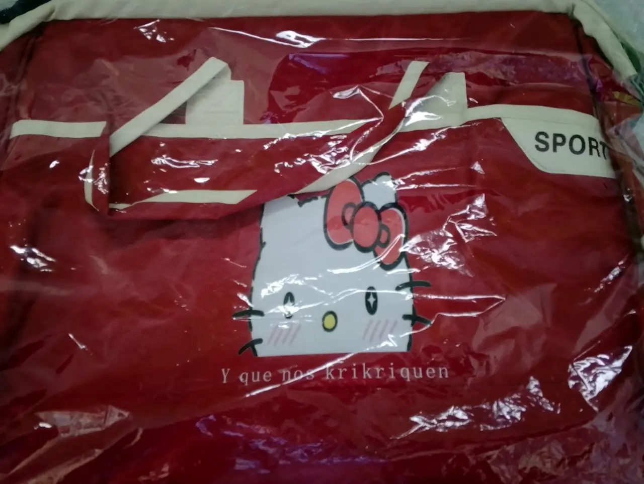Bolso rojo con diseño de Hello Kitty, ideal para llevar tus cosas con estilo. Perfecto para el día a día o para un toque divertido en tus outfits. tres bolsillos exteriores. 47 cm de ancho y 32 de alto. ideal viajes y gym