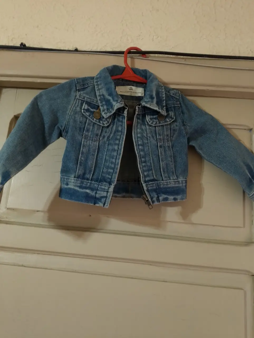 Campera de jean azul claro para niño, ideal para un look casual y cómodo. Con un diseño clásico de denim, esta campera es perfecta para cualquier ocasión.