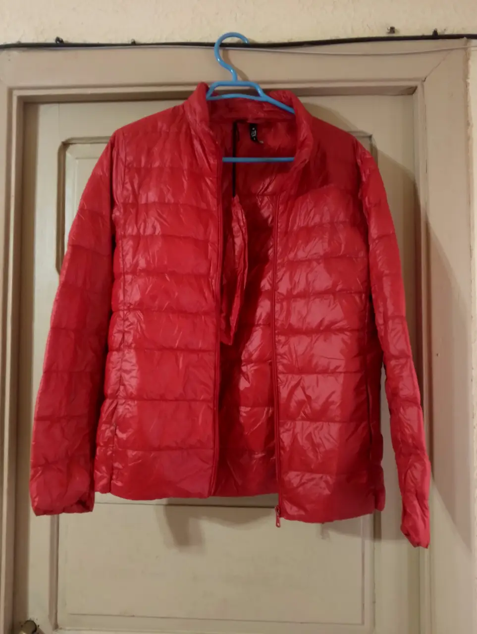 Campera de pluma roja, ideal para el invierno. Perfecta para mantenerte abrigada con estilo.