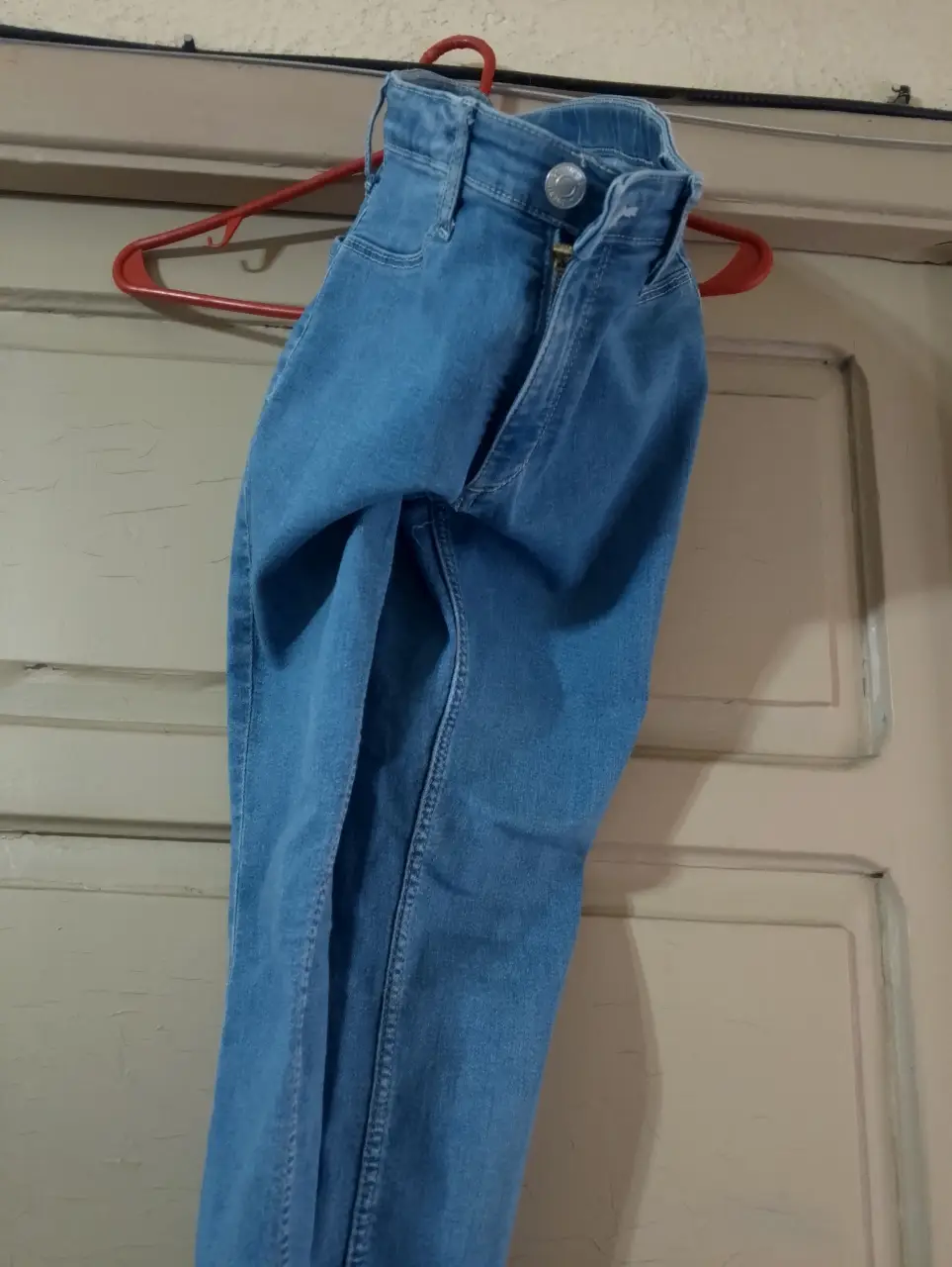 Jeans tiro alto de denim azul, ideales para un look casual y moderno. Ajuste perfecto y diseño clásico para combinar con cualquier outfit.