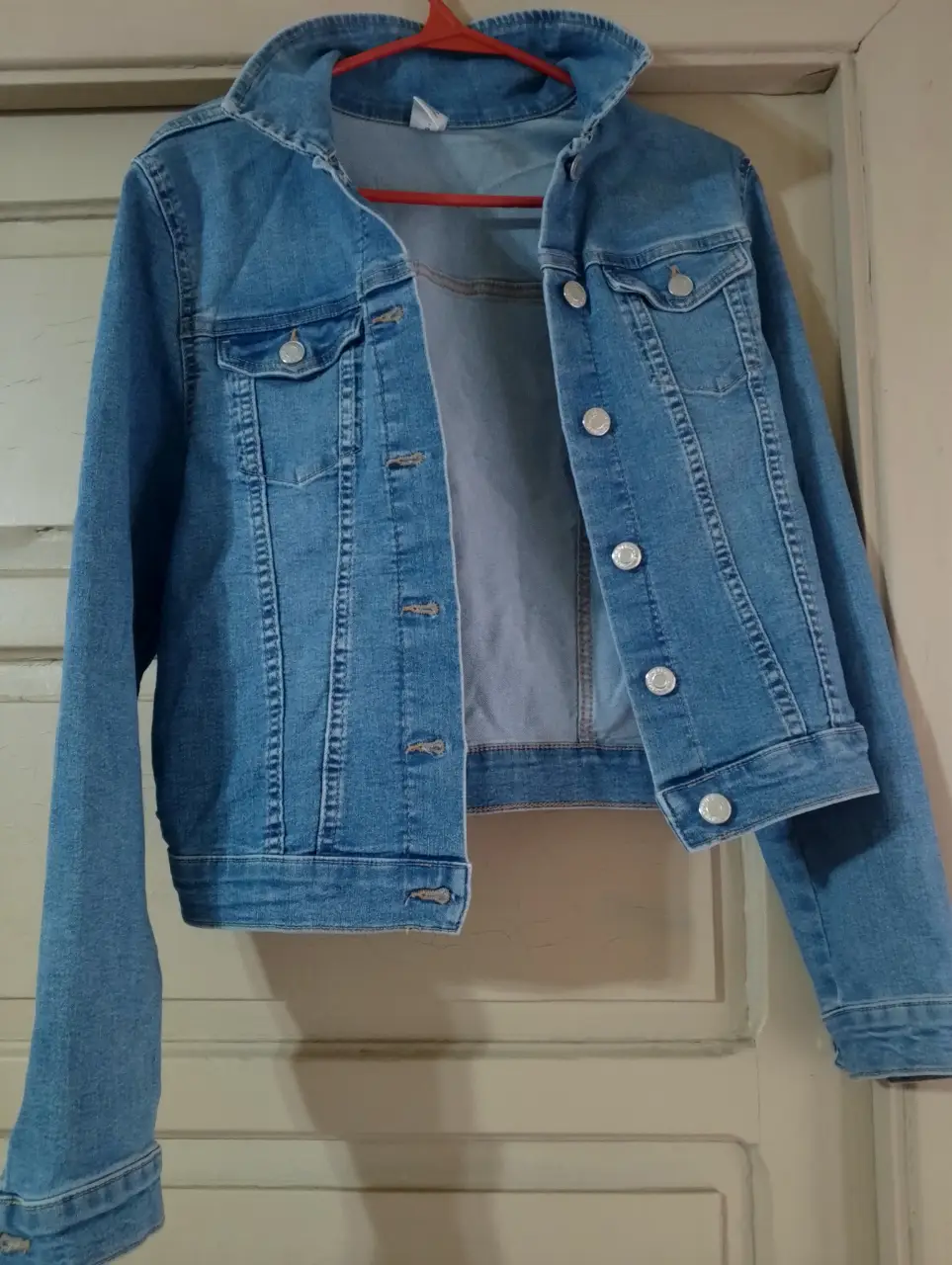 Campera de jean azul, ideal para un look casual y canchero. Perfecta para usar en cualquier ocasión.
