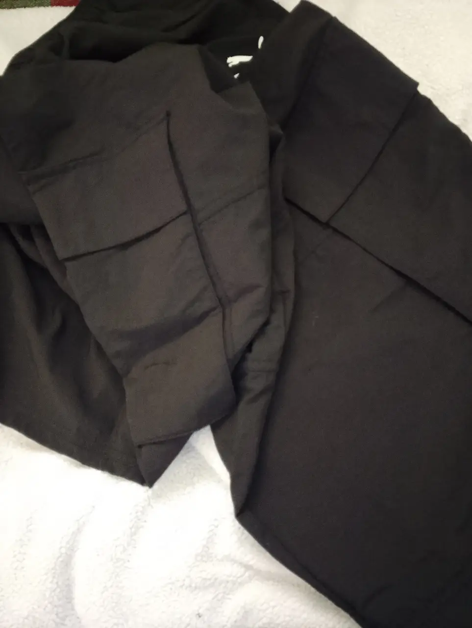 Pantalón suelto de hombre y también mujer, color negro, con etiqueta de la marca Puma. Talle L. Ideal para un look deportivo y cómodo.