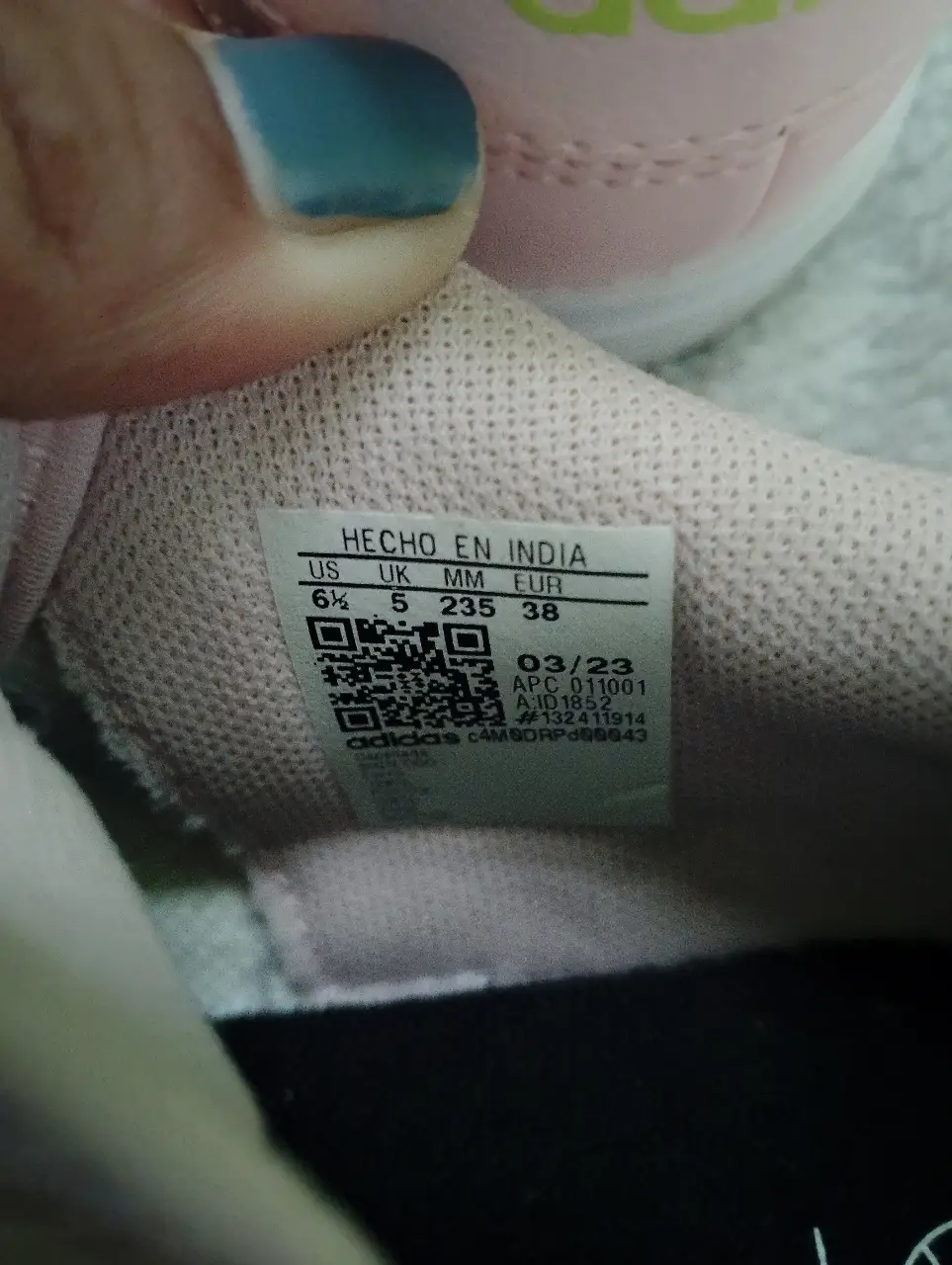 Zapatillas Adidas Grand Court Base 2 rosas para mujer, talle 6.5 US, con detalles blancos y diseño clásico de tenis. Ideales para un look casual y cómodo.