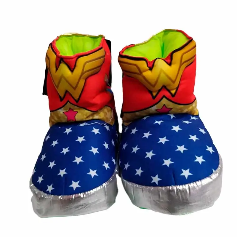 Pantuflas de Wonder Woman para niños. Talle unico (27-31) Diseño con los colores y el logo icónico de la superheroína. Ideales para estar cómodo en casa.