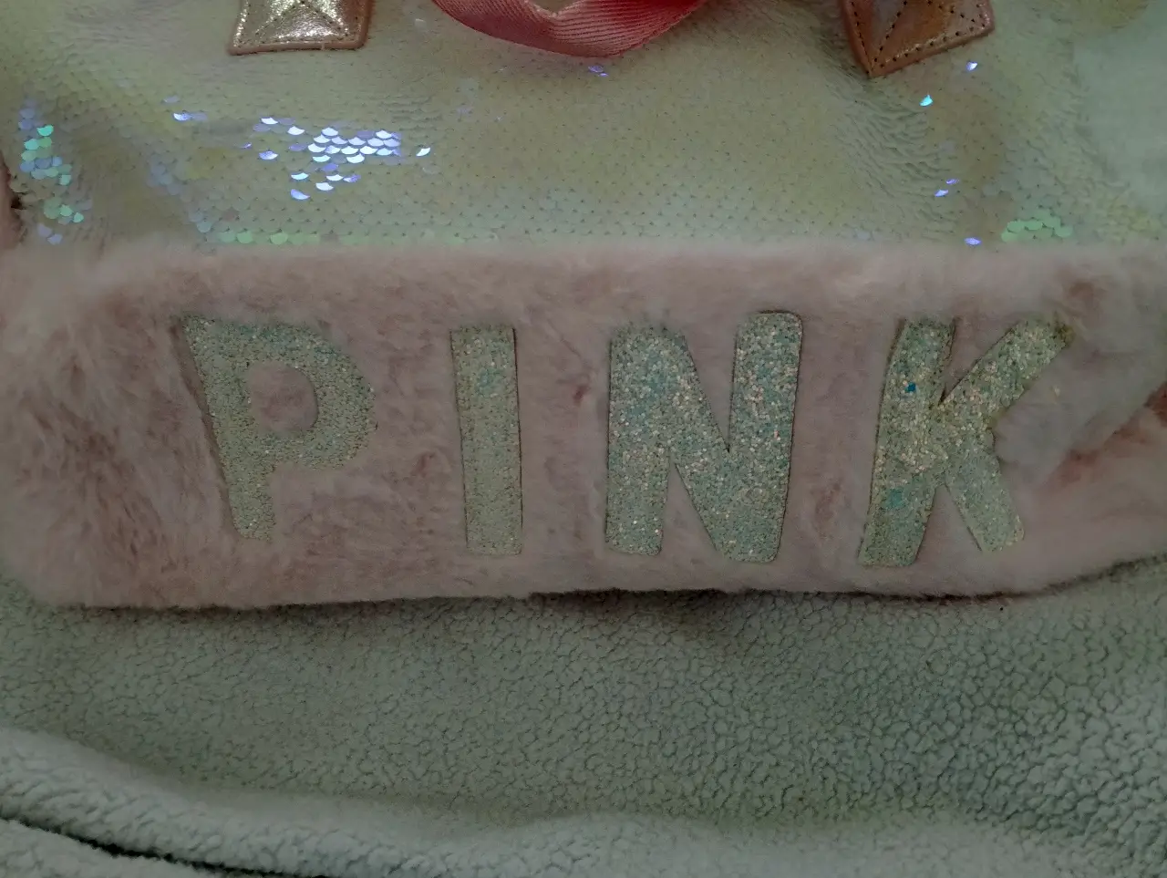 Bolso de playa rosa con detalles de lentejuelas y la palabra "PINK" en letras brillantes. Ideal para llevar tus esenciales a la playa, al gym con estilo. 