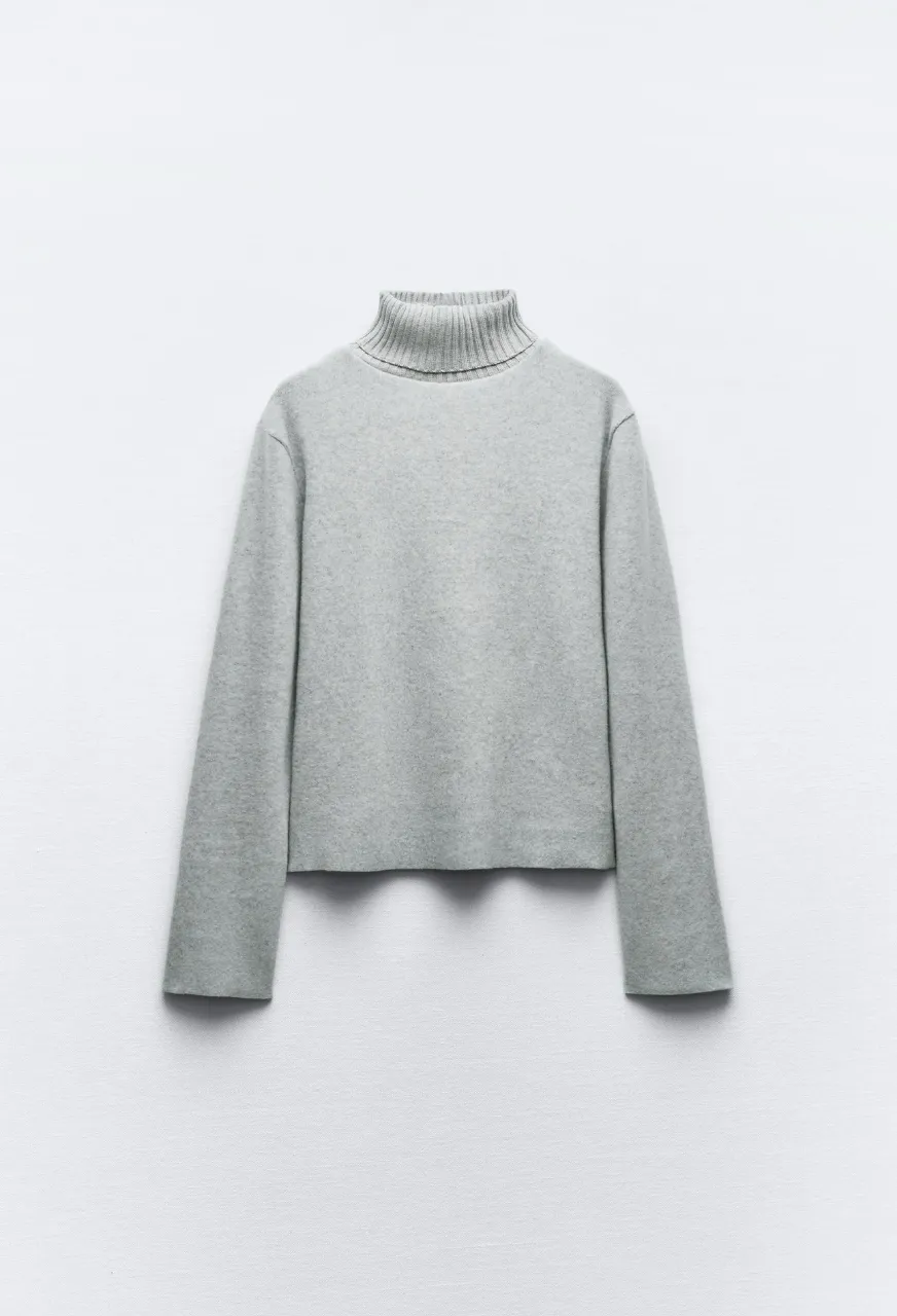 Sweater de cuello alto gris de la marca Zara, ideal para el invierno. Talle L.