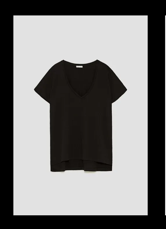 Remera con cuello en V, de algodón, disponibles en negro. Talles M. Ideal para un look casual y cómodo.
