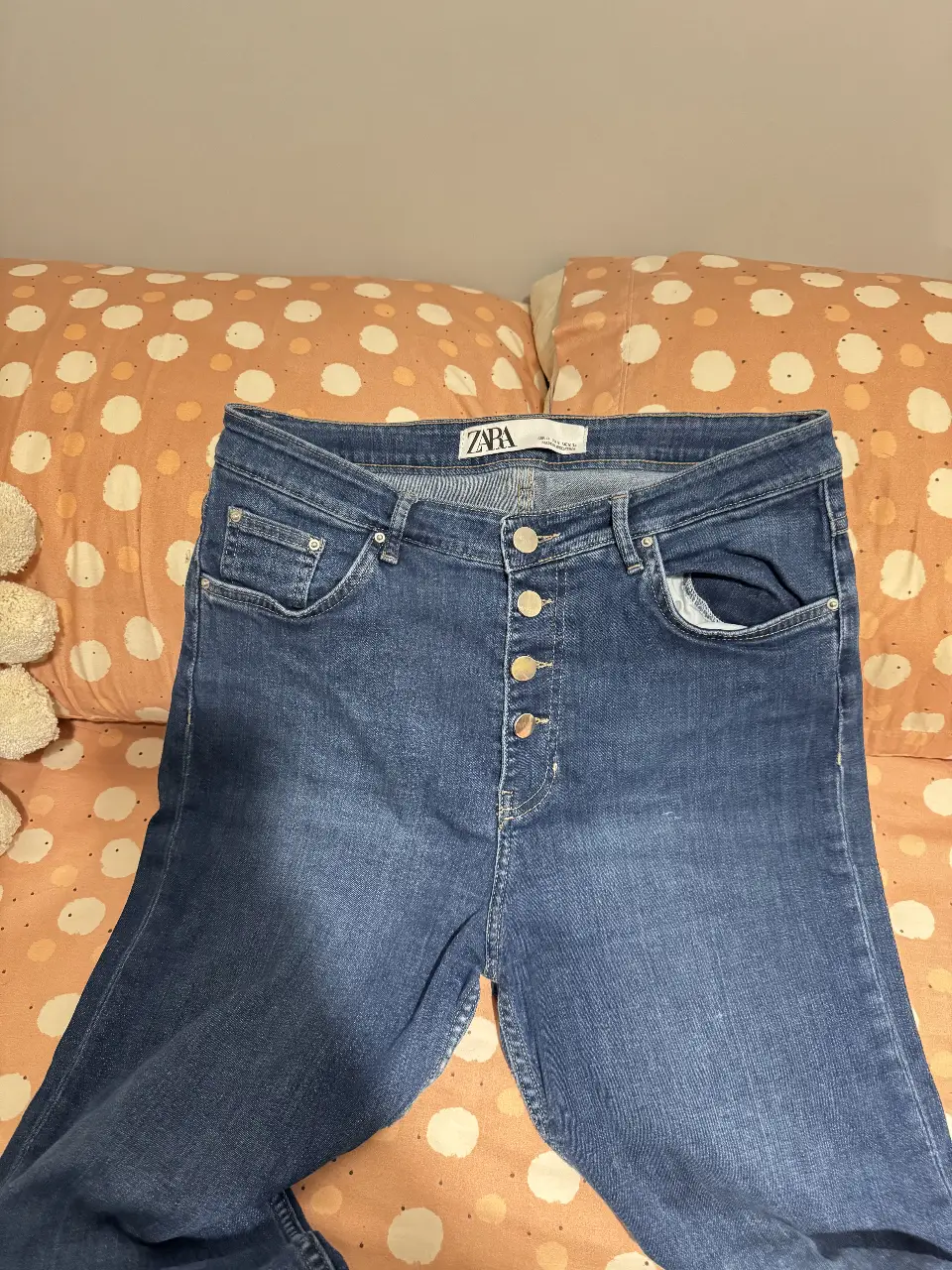 Jeans rectos de mujer, tiro alto, con botones en la bragueta. Marca Zara, talle 12.