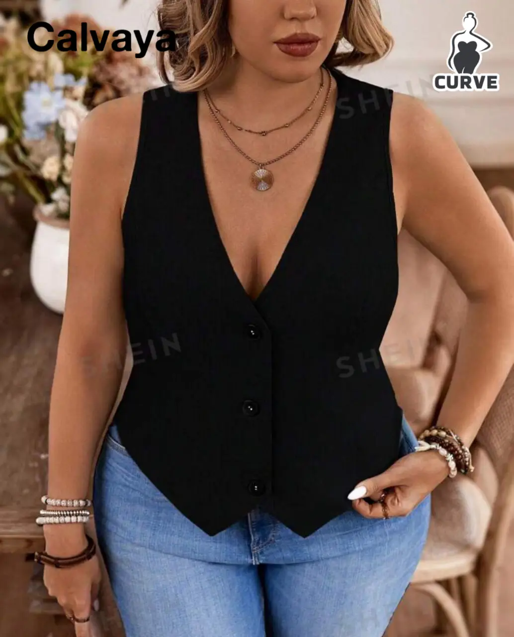 Chaleco sastrero negro con botones, ideal para un look elegante y versátil. Perfecto para combinar con jeans o pantalones de vestir.