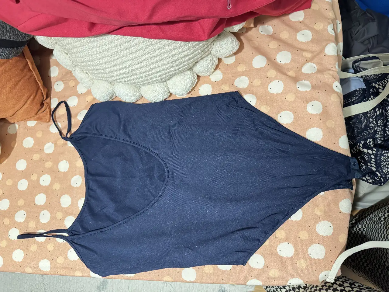 Body azul marino de Zara, con tirantes finos y escote en la espalda. Ideal para un look casual o para combinar con otras prendas.