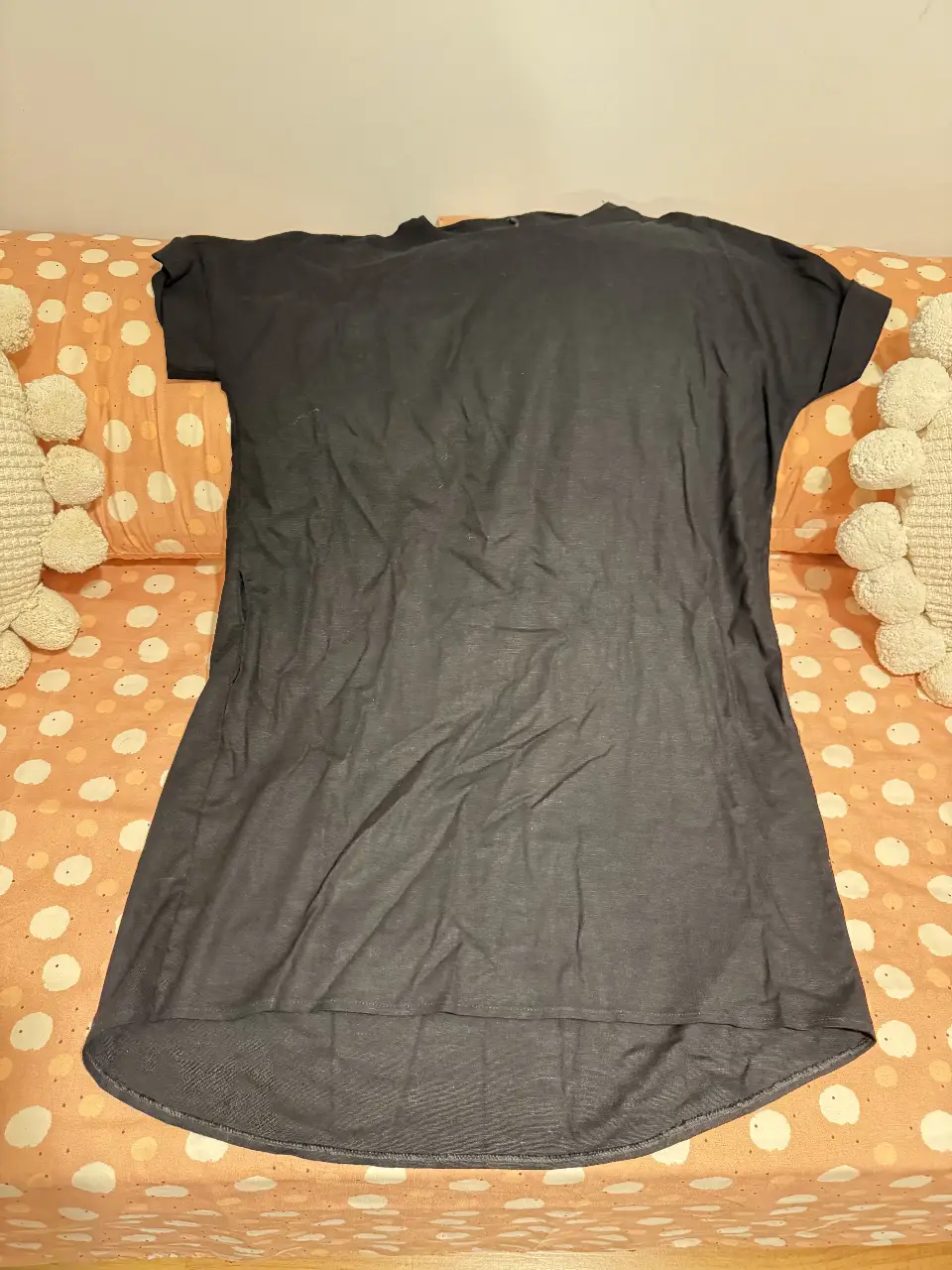 Vestido negro corto, ideal para un look casual y cómodo. Confeccionado en tela suave y adaptable, perfecto para el día a día.