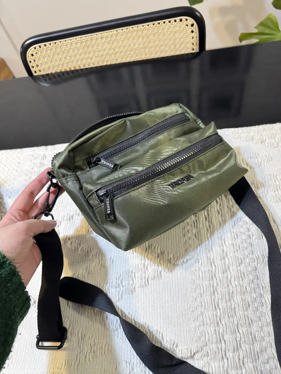 Bandolera verde oscuro con cierre y correa ajustable. Ideal para llevar tus esenciales con estilo y comodidad.