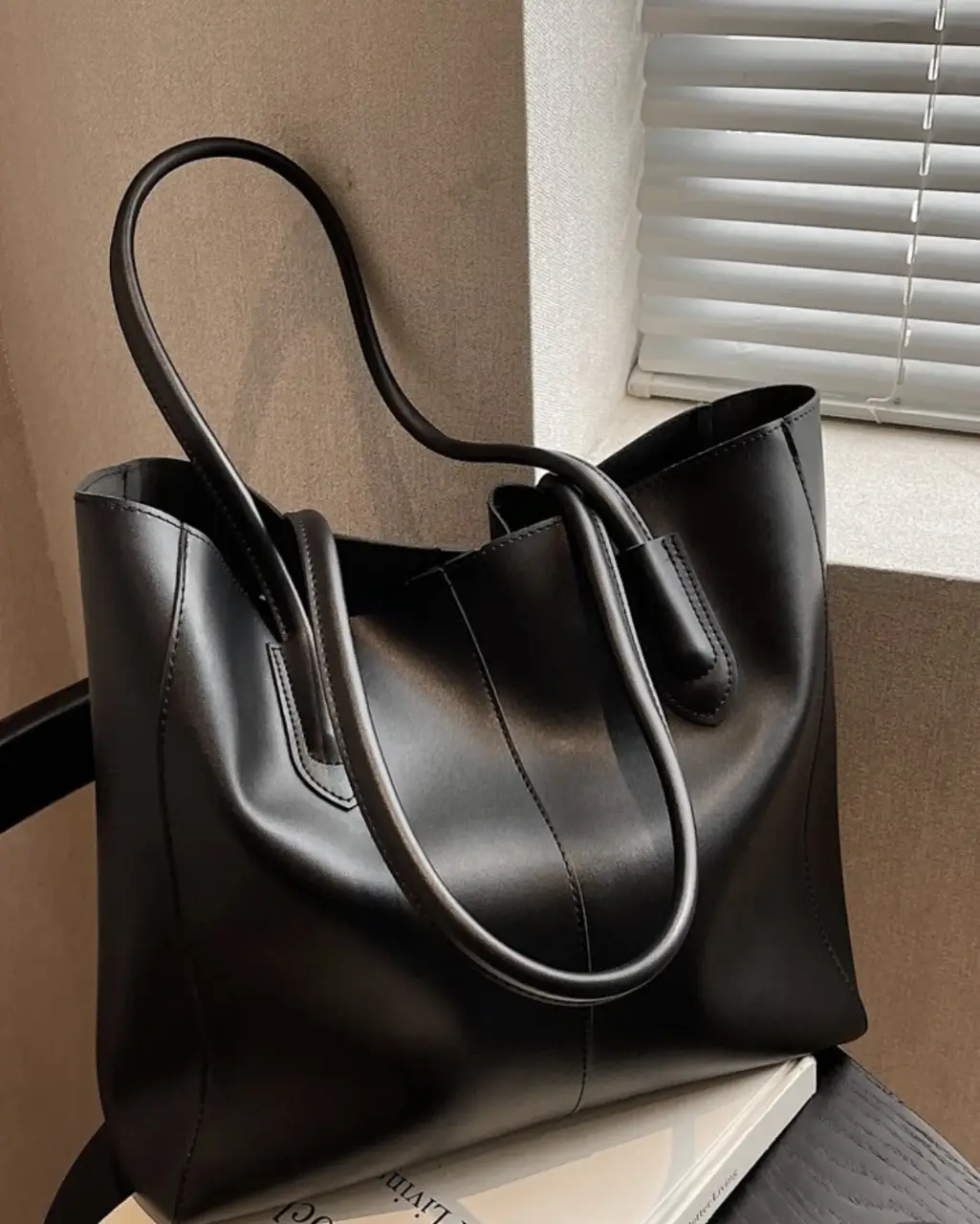 Bolso tote negro de cuero sintético, ideal para llevar todo lo que necesitas con estilo. Amplio y versátil, perfecto para el día a día.
