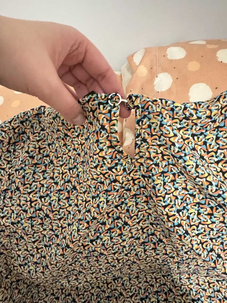 Blusa estampada de la marca Zara Basic, con estampado vibrante y cierre en la parte superior. Ideal para un look casual y con estilo.