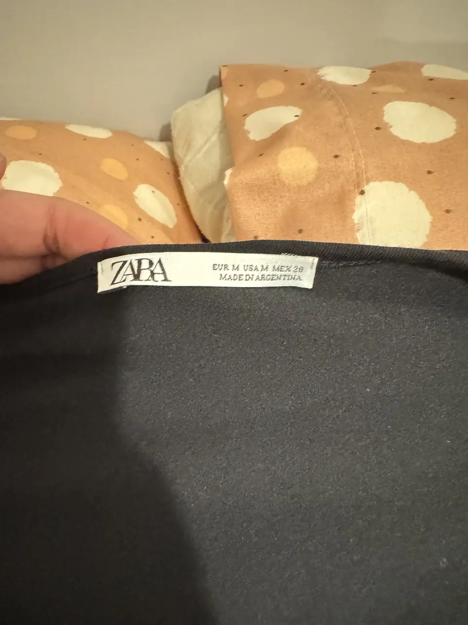 Remera manga larga negra de Zara, con cuello en V. Talle M. Ideal para un look casual y versátil.