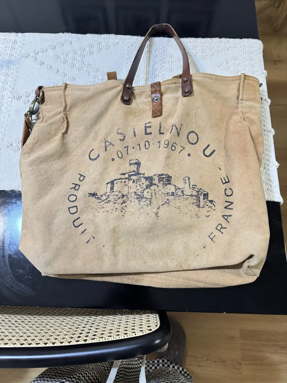 Bolso tote de lona color crudo con detalles en cuero marrón. Estampado vintage "Castelnou France". Ideal para llevar todo lo que necesitas con estilo. 