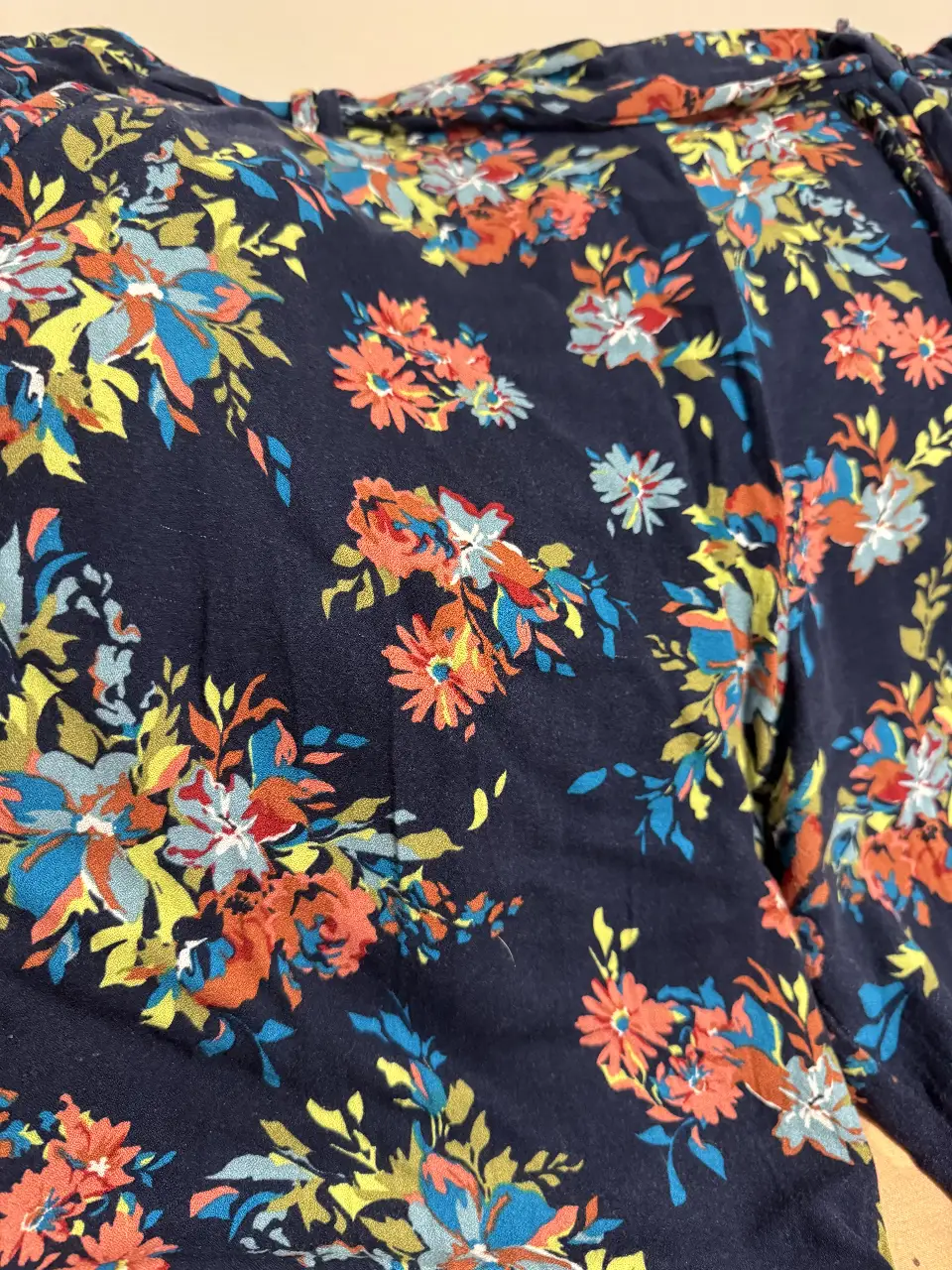 Pantalón suelto de mujer con estampado floral en tonos azules, naranjas y amarillos. Talle 44M. Ideal para un look casual y fresco. Marca Ver Apasionadas