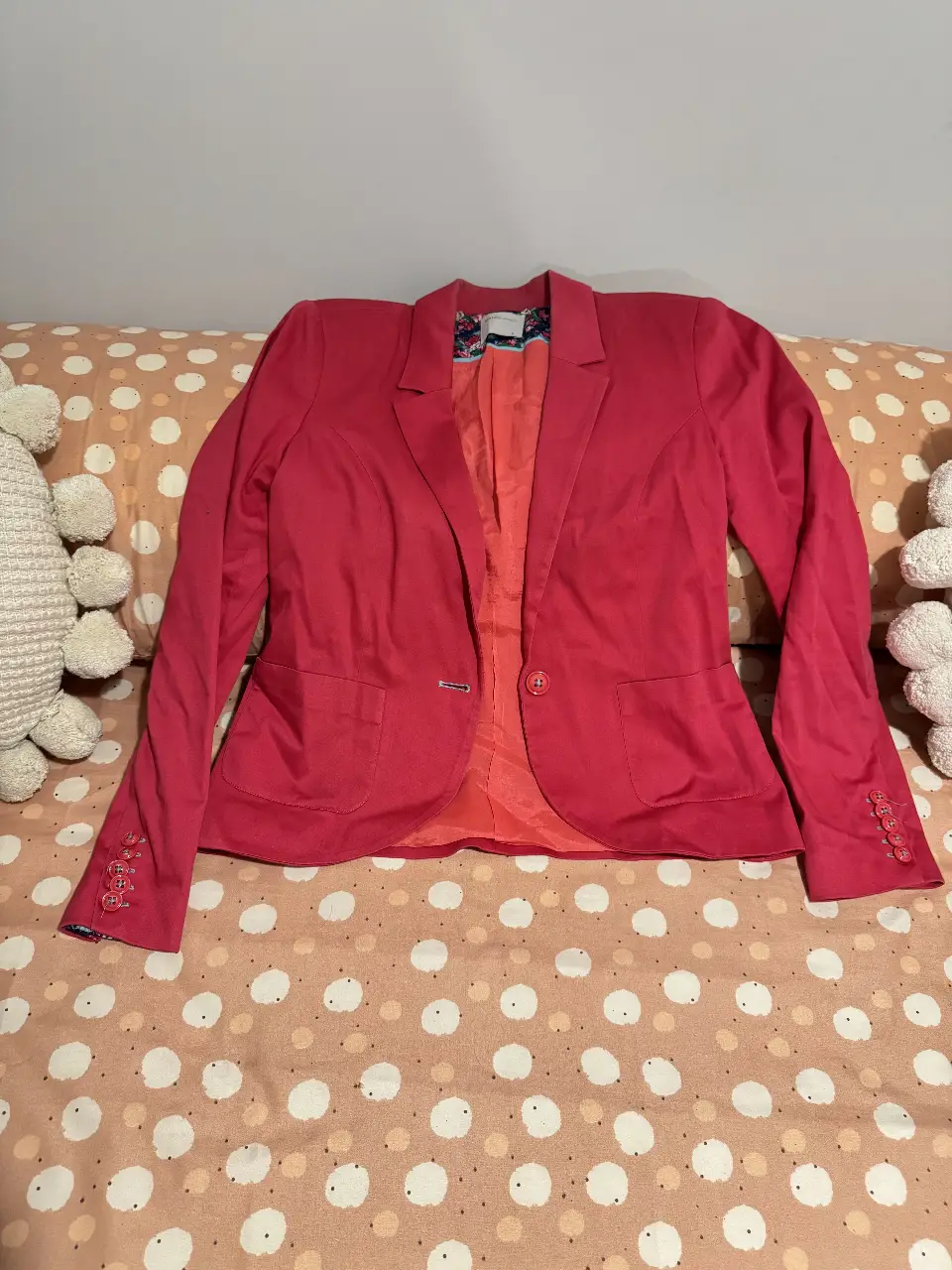 Blazer rosa de mujer, con forro interior floral y un solo botón. Ideal para un look elegante y moderno.