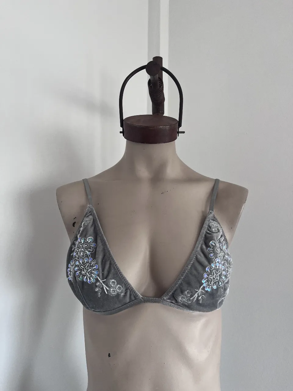 Corpiño de terciopelo gris con bordados florales y lentejuelas. Ideal para un look delicado y con un toque de brillo. talle 95.