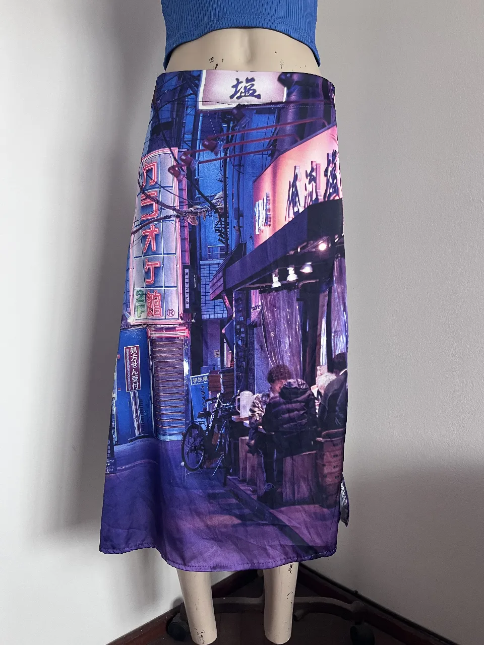 Pollera larga con estampa de callejón japonés, ideal para un look urbano y moderno. Perfecta para combinar con tops o remeras básicas.