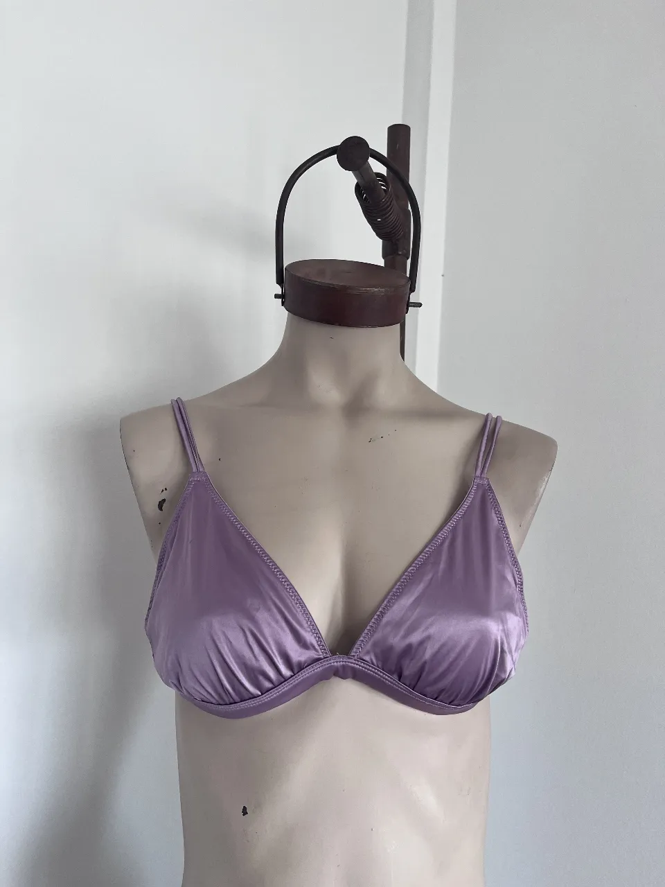 Corpiño lila satinado, ideal para sentirte cómoda y sensual. Su diseño triangular y tiras finas lo hacen perfecto para usar debajo de la ropa o como parte de un look más atrevido. talle 95.