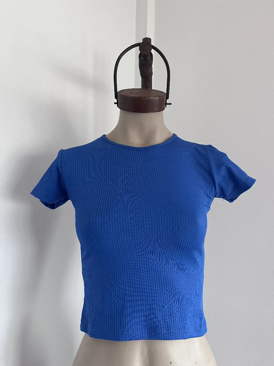 Remera azul vibrante, con textura acanalada y mangas cortas. Un básico súper canchero y versátil para armar looks modernos.