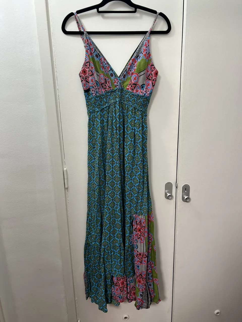 Vestido largo estampado con breteles finos y escote en V. Posee elástico en la cintura y detalles de volados en el ruedo.