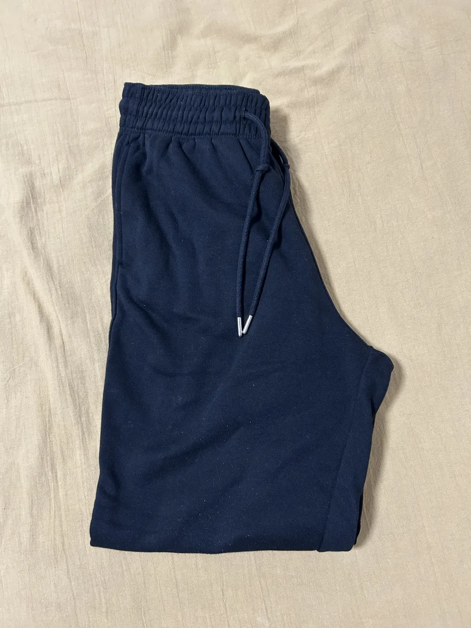 Pantalón de Friza negro marca h&m con cordón ajustable en la cintura.