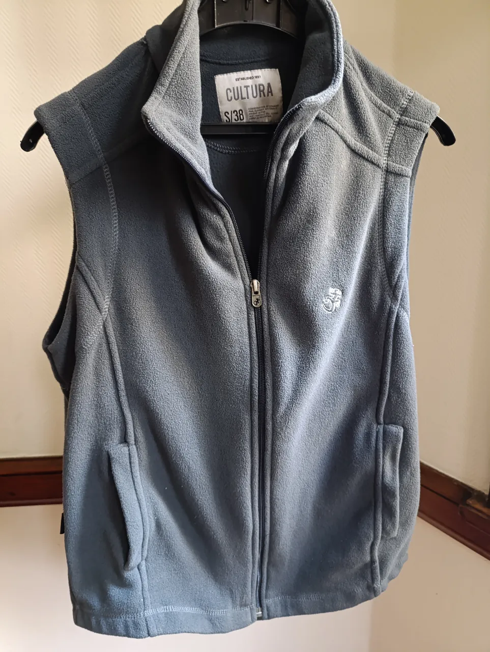 Chaleco de hombre de polar gris con cierre frontal y bolsillos. Ideal para usar en otoño e invierno.