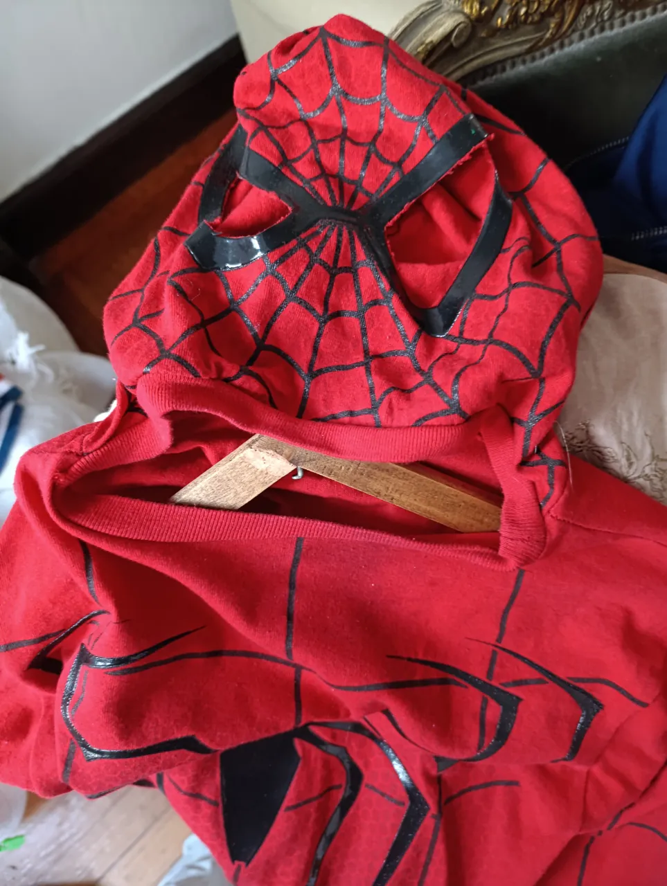 Buzo con capucha de Spiderman para niño, color rojo con detalles en negro. Talle 12.