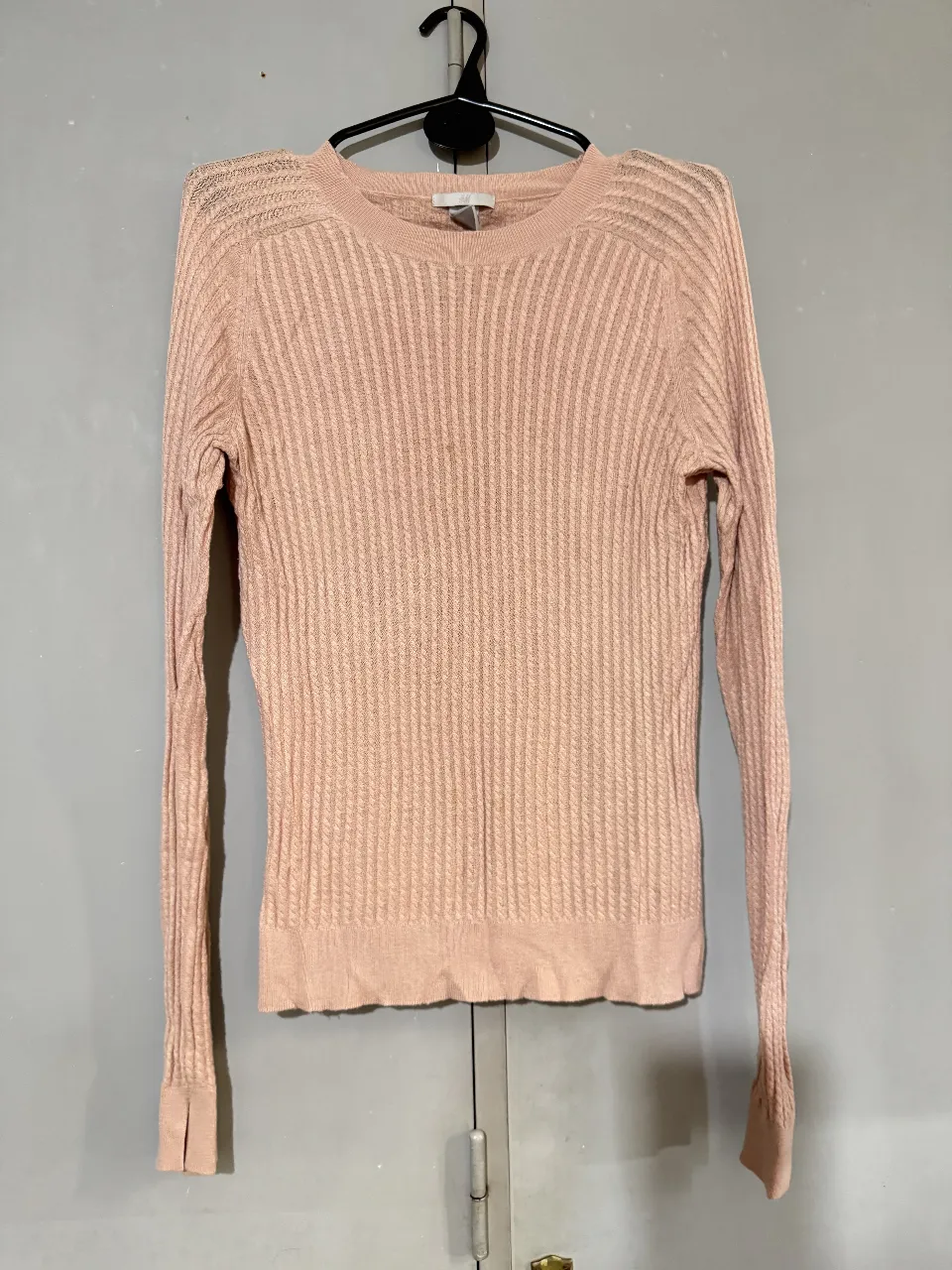 Sweater de mujer de punto acanalado en color rosa. Cuello redondo y mangas largas. Ideal para un look casual y cómodo. Talle S o M