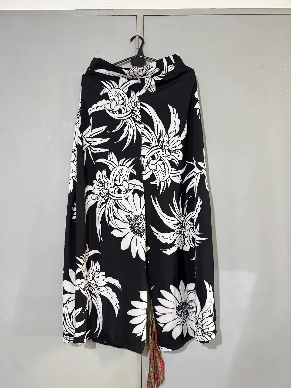 Pantalón suelto de mujer con estampado floral en blanco y negro. Ideal para un look casual y fresco.