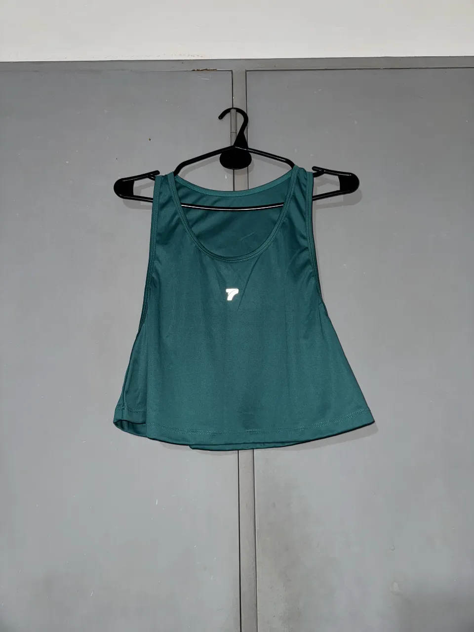 Musculosa deportiva verde con logo blanco. Ideal para entrenar. Talle S o M